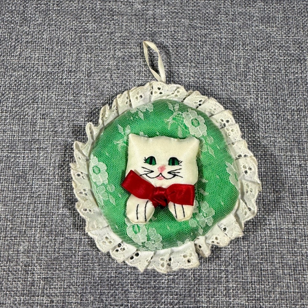 VTG Fancy Feast 1987 Satin Green Lace Ruffle Cat Bow Wreath Christmas Ornament